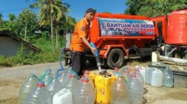 Bantuan air bersih BPBD Jatim saat kekeringan, Selasa (19/5/2026) ( Poto : KOMPAS.COM )