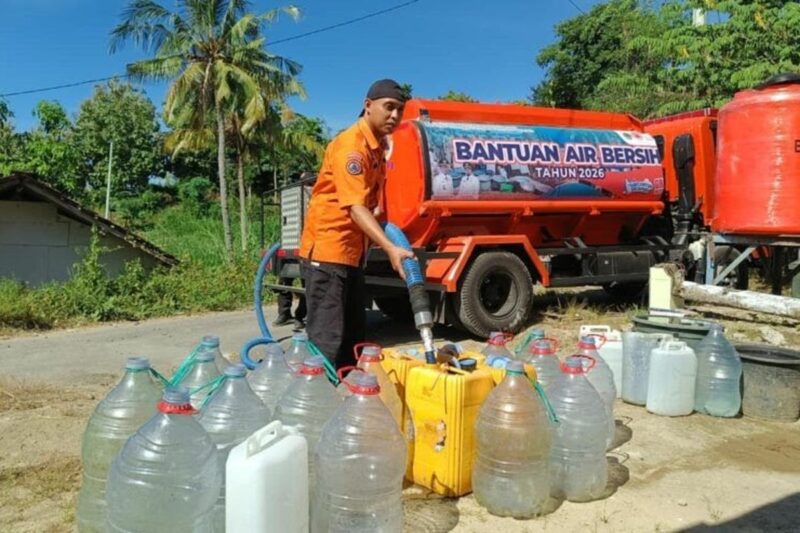 Bantuan air bersih BPBD Jatim saat kekeringan, Selasa (19/5/2026) ( Poto : KOMPAS.COM )