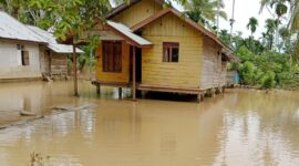 Luapan Krueng Peuto kembali memicu banjir di Kecamatan Lhoksukon dan merendam ratusan rumah warga.( Poto : kompas.com )