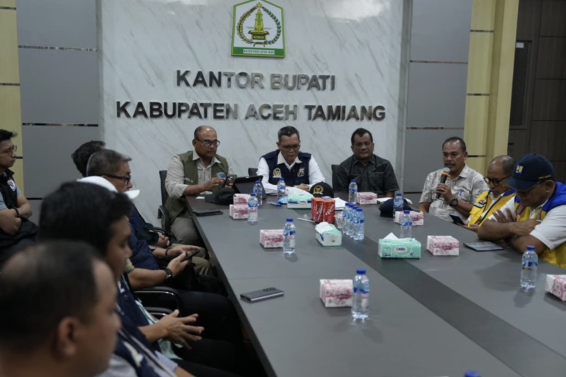 DPR RI TA Khalid di Kantor Bupati Aceh Tamiang, Sabtu (23/5/2026).( Poto : kompas.com ).
