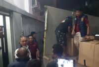 Tim penyidik langsung menyita sekitar 117 barang bukti, mulai dari CPU komputer, monitor, telepon genggam, hingga perlengkapan lain (25/5/2026).