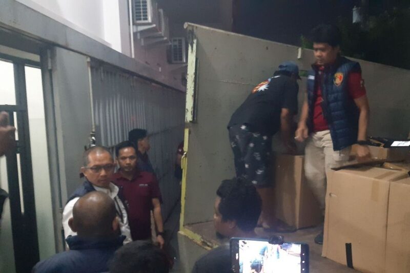 Tim penyidik langsung menyita sekitar 117 barang bukti, mulai dari CPU komputer, monitor, telepon genggam, hingga perlengkapan lain (25/5/2026).