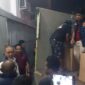 Tim penyidik langsung menyita sekitar 117 barang bukti, mulai dari CPU komputer, monitor, telepon genggam, hingga perlengkapan lain (25/5/2026).