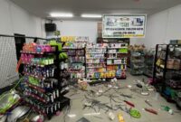 Kondisi minimarket Wargakhu yang rusak diamuk sapi kurban lepas( Poto : kompas.com ).