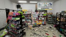 Kondisi minimarket Wargakhu yang rusak diamuk sapi kurban lepas( Poto : kompas.com ).