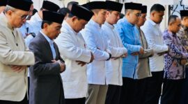 Presiden Prabowo Subianto dan Sekretaris Kabinet Teddy Indra Wijaya melaksanakan shalat Idul Adha di Wisma Indonesia, Paris, Perancis, Rabu (27/5/2026).poto : Kompas.com