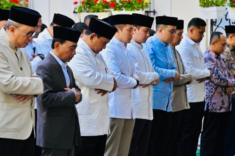 Presiden Prabowo Subianto dan Sekretaris Kabinet Teddy Indra Wijaya melaksanakan shalat Idul Adha di Wisma Indonesia, Paris, Perancis, Rabu (27/5/2026).poto : Kompas.com