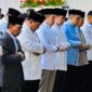Presiden Prabowo Subianto dan Sekretaris Kabinet Teddy Indra Wijaya melaksanakan shalat Idul Adha di Wisma Indonesia, Paris, Perancis, Rabu (27/5/2026).poto : Kompas.com