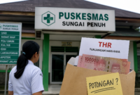 Seorang tenaga kesehatan berdiri di depan Puskesmas Sungai Penuh dengan ilustrasi amplop THR, menggambarkan dugaan potongan tunjangan dan tekanan terhadap pegawai.