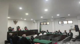Tiga terdakwa kasus korupsi mendengarkan Ketua Majelis Hakim PN Tipikor Bengkulu Agus Hamzah saat membacakan vonis di Kota Bengkulu, Senin (25/5/2026).( Poto : ANTARA )