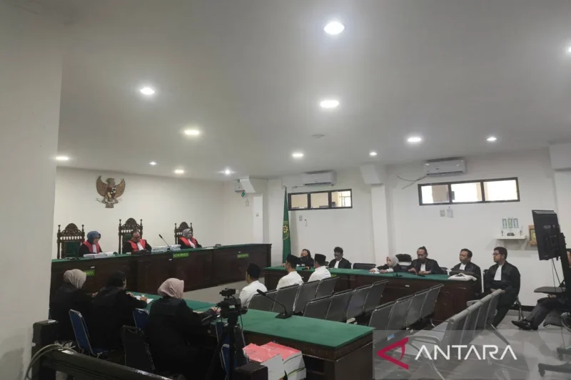 Tiga terdakwa kasus korupsi mendengarkan Ketua Majelis Hakim PN Tipikor Bengkulu Agus Hamzah saat membacakan vonis di Kota Bengkulu, Senin (25/5/2026).( Poto : ANTARA )