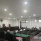 Tiga terdakwa kasus korupsi mendengarkan Ketua Majelis Hakim PN Tipikor Bengkulu Agus Hamzah saat membacakan vonis di Kota Bengkulu, Senin (25/5/2026).( Poto : ANTARA )