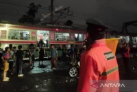 KRL Duri-Tangerang berhenti di Rawa Buaya usai terdengar tiga ledakan.( Poto : ANTARA )