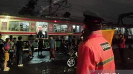 KRL Duri-Tangerang berhenti di Rawa Buaya usai terdengar tiga ledakan.( Poto : ANTARA )