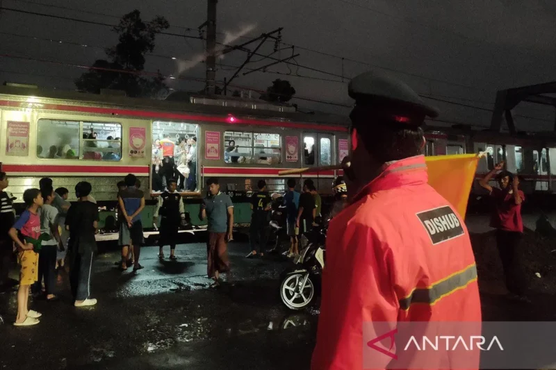 KRL Duri-Tangerang berhenti di Rawa Buaya usai terdengar tiga ledakan.( Poto : ANTARA )
