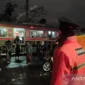 KRL Duri-Tangerang berhenti di Rawa Buaya usai terdengar tiga ledakan.( Poto : ANTARA )