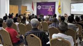 Seminar Longevitalogy Muaro Bungo sukses digelar dengan 64 peserta, menghadirkan pembelajaran kesehatan berbasis energi, praktik terapi, dan bakti sosial.( Poto : APGtimes.com ).
