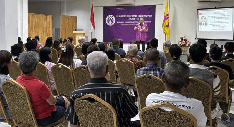 Seminar Longevitalogy Muaro Bungo sukses digelar dengan 64 peserta, menghadirkan pembelajaran kesehatan berbasis energi, praktik terapi, dan bakti sosial.( Poto : APGtimes.com ).