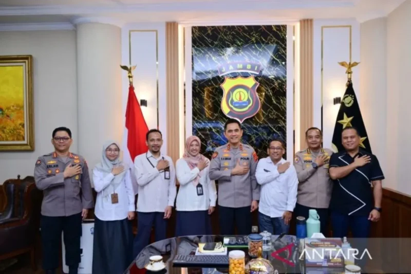 Kapolda Jambi Irjen Pol Krisno H Siregar bersama pihak BPS Jambi. (ANTARA/HO/Humas Polda Jambi)