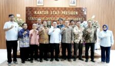 Tim Ekonom Pancasila dan akademisi menggelar audiensi di KSP bersama Dudung Abdurachman untuk membahas RUUPN dan penguatan ekonomi nasional.( Poto : Mediakarya ).