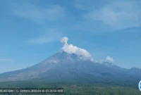 Gunung Semeru erupsi dengan letusan setinggi 1.000 meter di atas puncak pada Rabu (16/4/2025) pagi ( Poto : ANTARA )