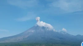 Gunung Semeru erupsi dengan letusan setinggi 1.000 meter di atas puncak pada Rabu (16/4/2025) pagi ( Poto : ANTARA )