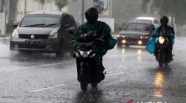 Sejumlah kendaraan bermoto menembus hujan lebat ( Ilustrasi Poto : istimewa ).