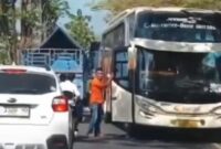 Bus rombongan jemaah haji asal Sumenep mengalami senggolan dengan mobil pikap di Jalan Gunung Gigir, Bangkalan, Jawa Timur, Selasa (12/5/2026).( Poto : iNews Jatim ).