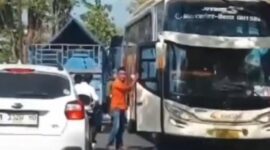 Bus rombongan jemaah haji asal Sumenep mengalami senggolan dengan mobil pikap di Jalan Gunung Gigir, Bangkalan, Jawa Timur, Selasa (12/5/2026).( Poto : iNews Jatim ).