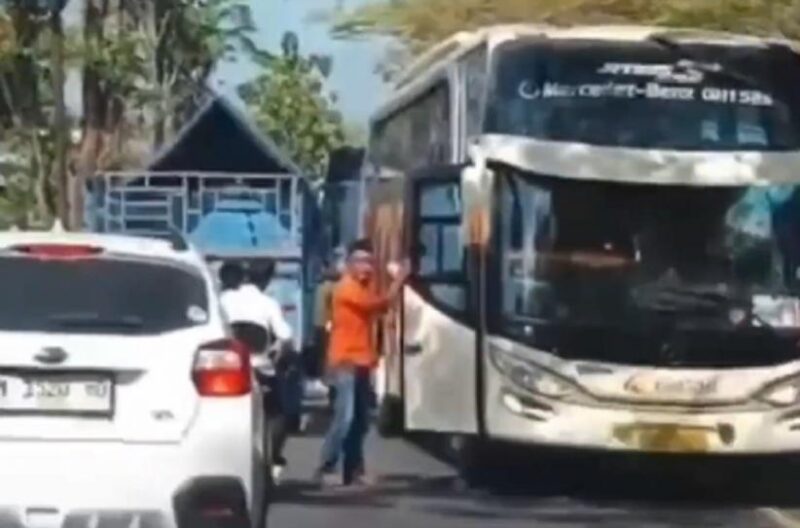 Bus rombongan jemaah haji asal Sumenep mengalami senggolan dengan mobil pikap di Jalan Gunung Gigir, Bangkalan, Jawa Timur, Selasa (12/5/2026).( Poto : iNews Jatim ).