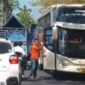 Bus rombongan jemaah haji asal Sumenep mengalami senggolan dengan mobil pikap di Jalan Gunung Gigir, Bangkalan, Jawa Timur, Selasa (12/5/2026).( Poto : iNews Jatim ).