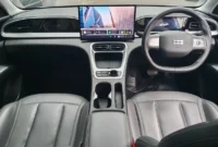 Mobil listrik bekerja menggunakan motor listrik yang mendapatkan energi dari baterai, bukan mesin bensin. Pelajari cara kerja, komponen utama, dan sistem pengisian daya EV.( Poto : babelinsight ).