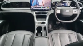Mobil listrik bekerja menggunakan motor listrik yang mendapatkan energi dari baterai, bukan mesin bensin. Pelajari cara kerja, komponen utama, dan sistem pengisian daya EV.( Poto : babelinsight ).