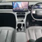 Mobil listrik bekerja menggunakan motor listrik yang mendapatkan energi dari baterai, bukan mesin bensin. Pelajari cara kerja, komponen utama, dan sistem pengisian daya EV.( Poto : babelinsight ).