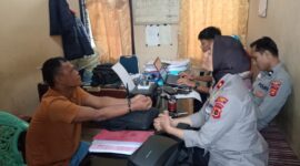 Warga Jambi menangkap pria tak dikenal yang masuk rumah di Simpang Rimbo.( Poto : JAMBIEKSPRE.CO.ID ).