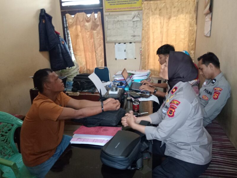 Warga Jambi menangkap pria tak dikenal yang masuk rumah di Simpang Rimbo.( Poto : JAMBIEKSPRE.CO.ID ).