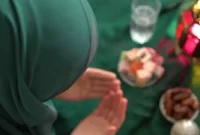 Ilustrasi seseorang berdoa sebelum berbuka dari puasa sunnah. Foto: Pinterest