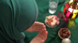 Ilustrasi seseorang berdoa sebelum berbuka dari puasa sunnah. Foto: Pinterest
