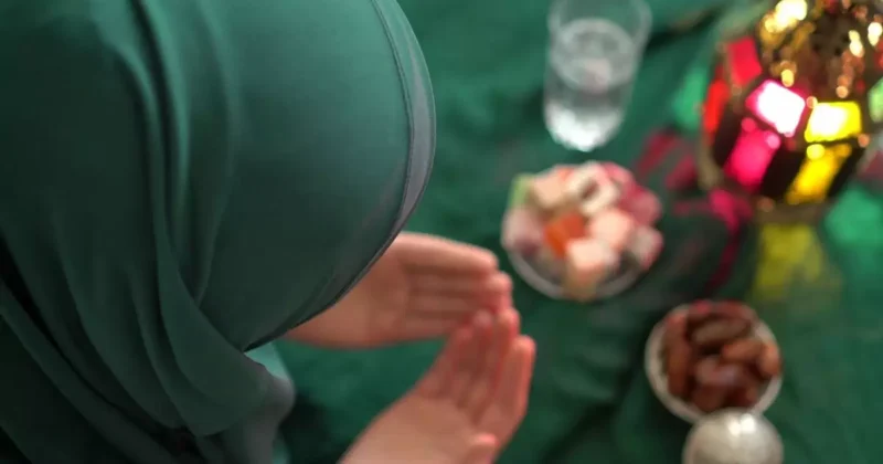 Ilustrasi seseorang berdoa sebelum berbuka dari puasa sunnah. Foto: Pinterest
