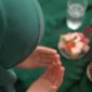 Ilustrasi seseorang berdoa sebelum berbuka dari puasa sunnah. Foto: Pinterest
