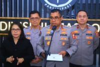 Kapolri Jenderal Listyo Sigit Prabowo merotasi sembilan Kapolda dalam mutasi terbaru Polri tahun 2026. Simak daftar lengkap nama dan jabatan barunya.( Poto : dok.merdeka.com ).