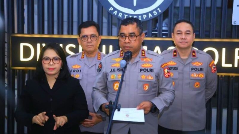 Kapolri Jenderal Listyo Sigit Prabowo merotasi sembilan Kapolda dalam mutasi terbaru Polri tahun 2026. Simak daftar lengkap nama dan jabatan barunya.( Poto : dok.merdeka.com ).