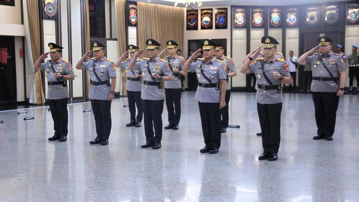 Kapolri Jenderal Listyo Sigit Prabowo memimpin sertijab pati Polri. Komjen R Z Panca Putra resmi menjabat Kalemdiklat Polri bersama rotasi sejumlah Kapolda.( Poto : detiknews ).