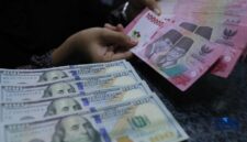 Logo Bank OCBC NISP yang terpampang di depan kantornya di Bandung, Indonesia pada Januari 2023. (Shutterstock/Lela Ungsu)