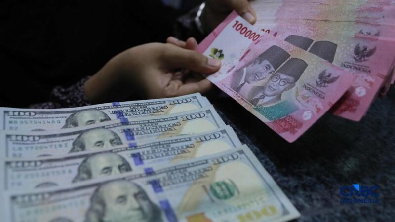 Logo Bank OCBC NISP yang terpampang di depan kantornya di Bandung, Indonesia pada Januari 2023. (Shutterstock/Lela Ungsu)