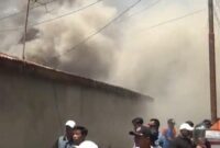 Kebakaran melanda empat rumah di kawasan permukiman padat penduduk di Desa Koto Tinggi, Kecamatan Sungai Bungkal, Kota Sungai Penuh, Jambi, Selasa (5/5/2026). (Foto: iNews).