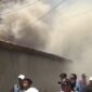 Kebakaran melanda empat rumah di kawasan permukiman padat penduduk di Desa Koto Tinggi, Kecamatan Sungai Bungkal, Kota Sungai Penuh, Jambi, Selasa (5/5/2026). (Foto: iNews).
