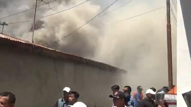 Kebakaran melanda empat rumah di kawasan permukiman padat penduduk di Desa Koto Tinggi, Kecamatan Sungai Bungkal, Kota Sungai Penuh, Jambi, Selasa (5/5/2026). (Foto: iNews).
