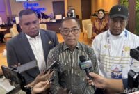 Mendiktisaintek Brian Yuliarto memperkuat agenda kampus aman dan bebas kekerasan di Unesa melalui penguatan kebijakan, Satgas PPKS, serta kolaborasi lintas kementerian.( Poto : detikjatim ).