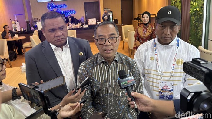 Mendiktisaintek Brian Yuliarto memperkuat agenda kampus aman dan bebas kekerasan di Unesa melalui penguatan kebijakan, Satgas PPKS, serta kolaborasi lintas kementerian.( Poto : detikjatim ).